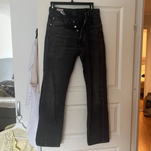 Svarta Levi's 501 jeans - Säljer ett par klassiska svarta Levi's 501 jeans. De har en rak passform och är tillverkade i slitstarkt denim. Perfekta för en stilren look.