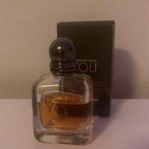 Stronger With You från Emporio Armani - Stronger with you. Flaskan är 50 ml det är ungefär 35-40 ml kvar. Det är en fantastisk doft en av mina favoriter. Andledningen varför jag säljer denna är för att jag har för många parfymer 