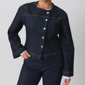 Jeans set från Gina tricot  - Jeans set från Gina tricot använt fåtal gånger så jättefint skick! Storlek byxor: 36 storlek jacka: 38