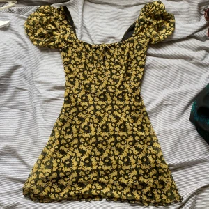 Blommig klänning  - söt blommig klänning från Urban Outfitters i svart och gult. väldigt somrig och perfekt för en picknick. Den är lite för kort för min smak men jag älskar den.