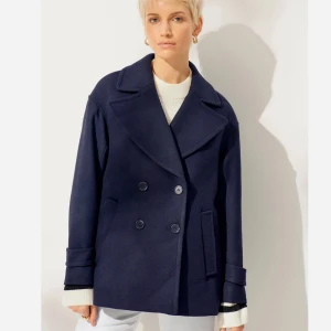Marinblå kort kappa - Jättefin marinblå kort kappa som är perfekt till våren. Superfint skick! Ordinarie pris är 899kr!