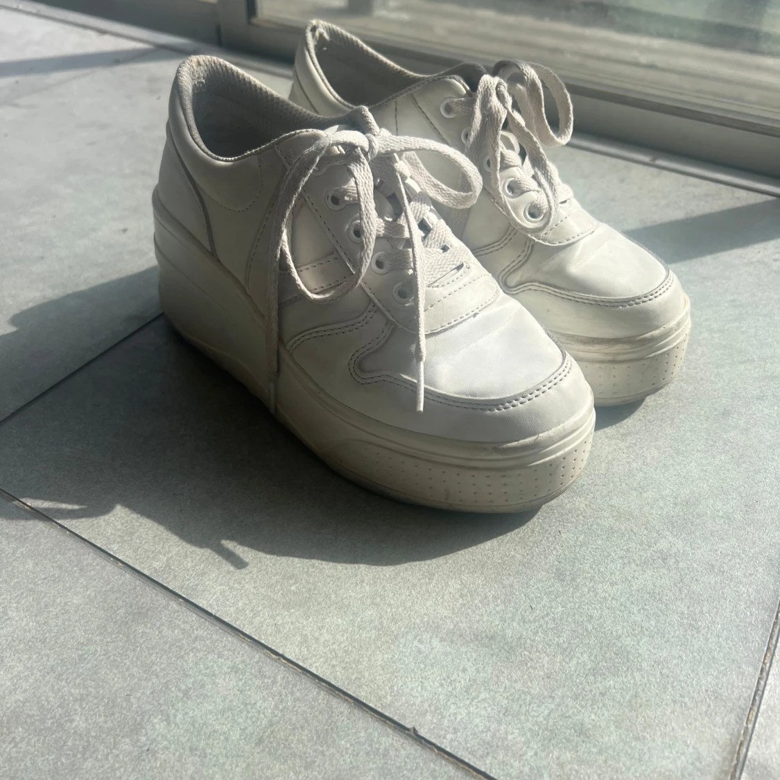 Vita sneakers med platåsula - 1