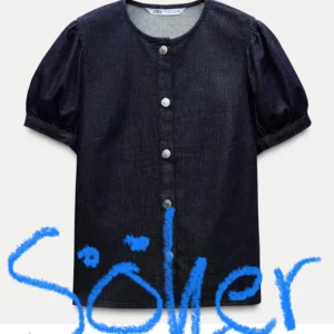 SÖKER jeansblus från Zara - SÖKER denna jeanstopp från Zara i storlek s eller m, hör av dig om du säljer en till rimligt pris!🩷🌸