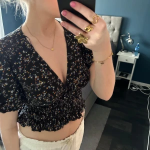 Söt blus - Söt blommig blus från Bikbok i strl XS, fint skick🩷