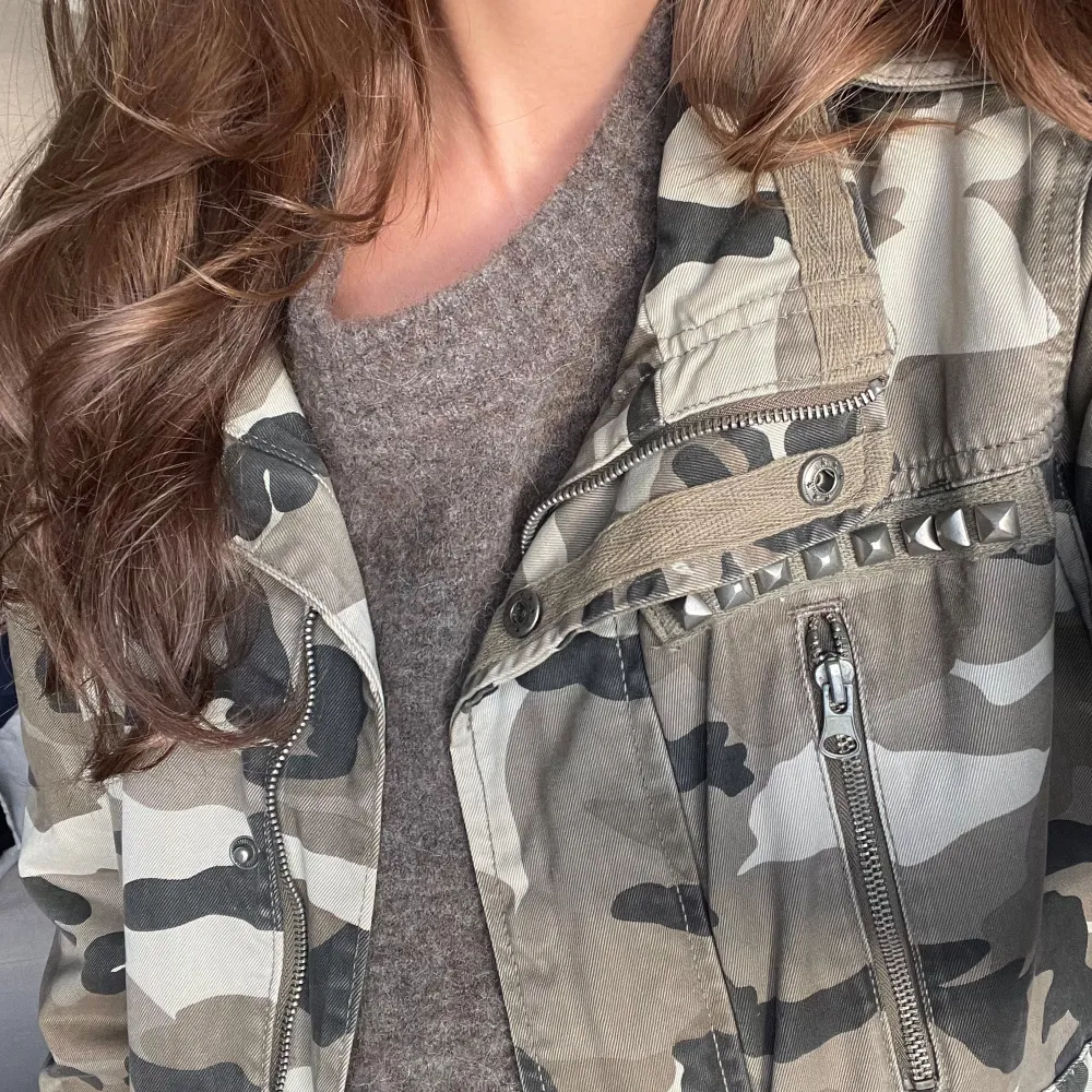 Säljer denna feta camouflagejacka som är perfekt till våren!😮💨💘. Takit.