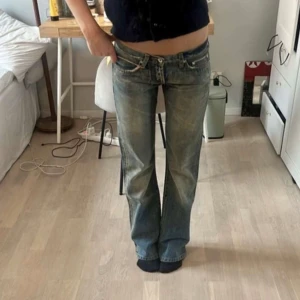 Y2k bootcut jeans - Superfina ljusblå jeans från märket WESC med broderade detaljer. Washen och detaljerna ger jeansen en vintage look. Säljer då de inte passade.