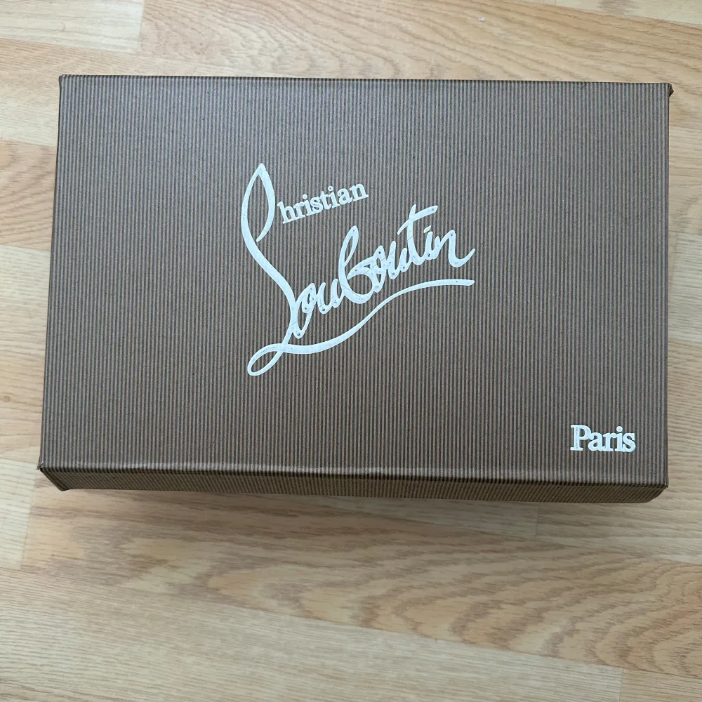 Snygga svarta sneakers från Christian Louboutin med den ikoniska röda sulan. Skorna har en stilren design med snörning och är tillverkade i skinn. Perfekta för dig som vill ha en lyxig touch i vardagen. Har storlek 43 och 44. Kengät.