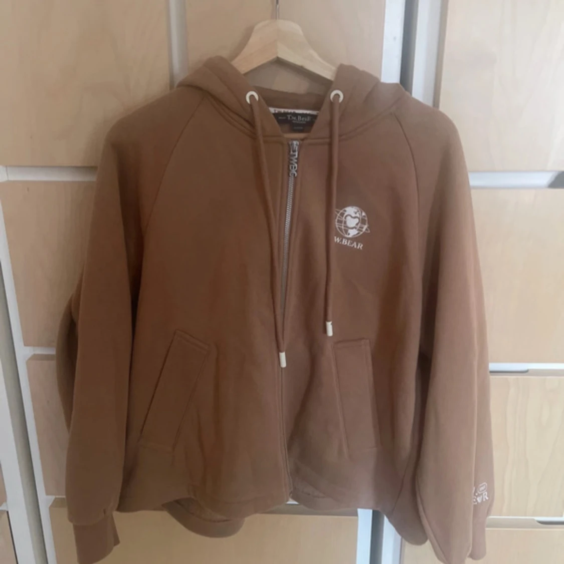 Brun hoodie från T.W. Bear