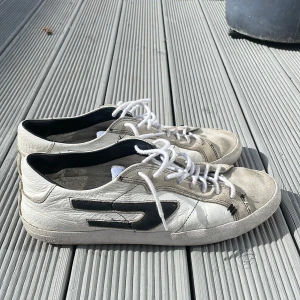 Diesel skor 43 - Feta diesel skor i använt skick men som fof har liv i sig. Nypris ca 2000kr