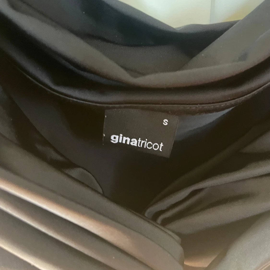 Svart blus från gina - 1