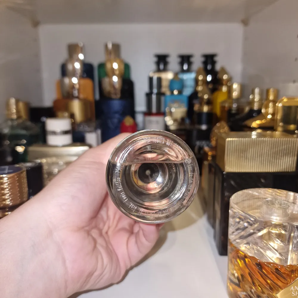 En av de mest underskattade Louis Vuitton-parfymerna! Säljer Lv Sur la Route, en elegant och frisk doft perfekt för alla tillfällen. Den öppnar med uppiggande citron och bergamott, möter ett hjärta av grönskande gräsnoter och kryddig muskot, och vilar på en sofistikerad bas av cederträ och läder. En lyxig, fräsch och maskulin doft med lång hållbarhet. Flaskan är nästan ful (98-97/100ml). Perfekt för dig som vill ha en exklusiv citrusdoft! 📦Snabb leverans - Skickas samma dag!📦 Inga byten!. Perfume.