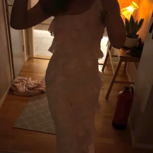 Ljusrosa klänning med volanger - Säljer denna superfina balklänningen då jag köpt flera och valt en av de andra! Den är helt ny med prislapp kvar❤️