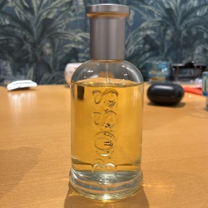 Hugo Boss Bottled Edt 200ml (nästan ny)  - Sparsamt använd, skulle tippa på att ca ca 20ml av flaskan använts (10%)