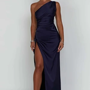 Marinblå balklänning - Elegant marinblå balklänning med one-shoulder design och hög slits. Helt ny, men passade tyvärr inte mig så säljer den vidare. 