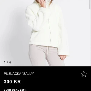 Vit pilejacka 'Sally' - Intressekoll på teddyjacka från lager 157 i str xs kommer att sälja för 300kr💕jackan är helt oanvänd det ända som saknas är prislappen!
