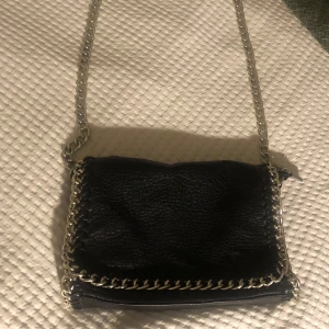 Tiamo väska - Säljer min tiamo väska som ej kommer till användning. Bra skick, liten rostfläck på ena sidan av kedjan men inget som direkt synns. Pris kan diskuteras