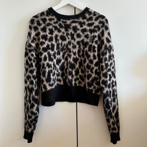 Stickad tröja - Säljer denna stickade tröjan i leopardmönster från NA-KD i strl XS. Säljer även en likadan i zebramönster. Tryck gärna på ”köp nu”.