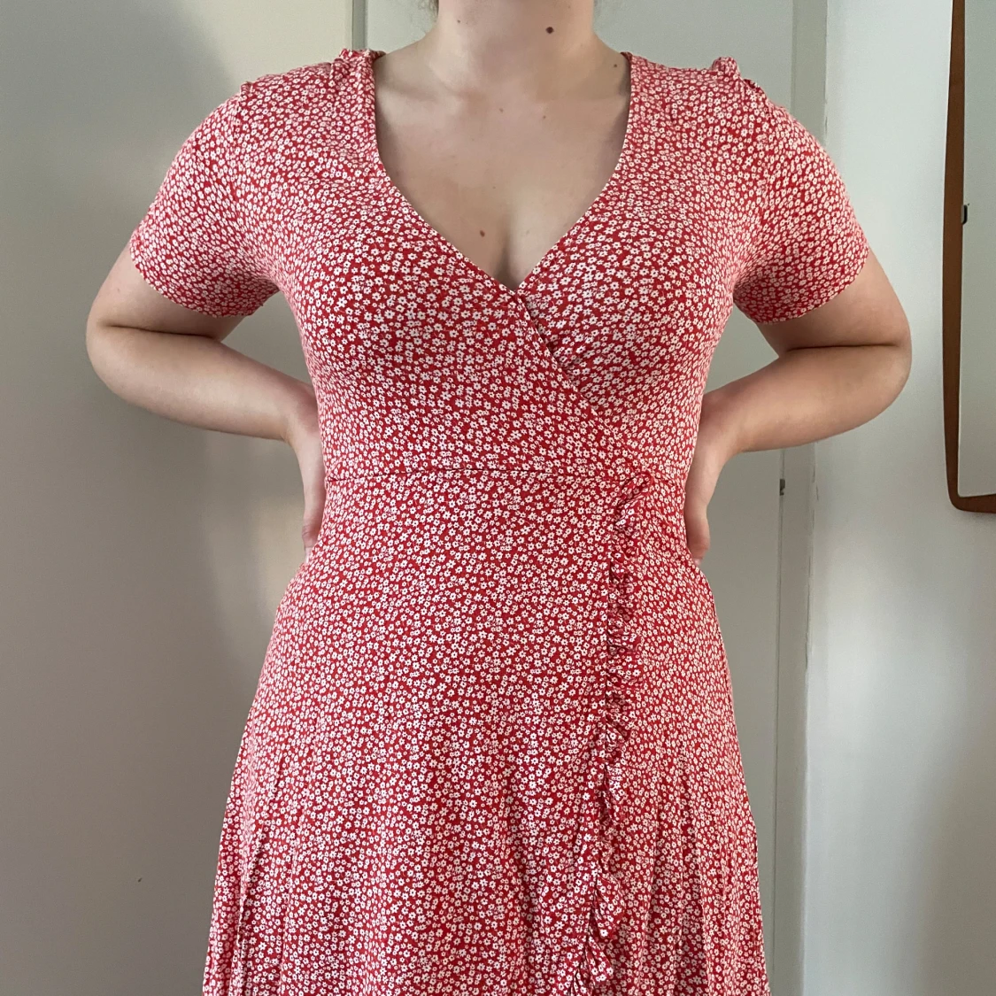 Röd blommig klänning