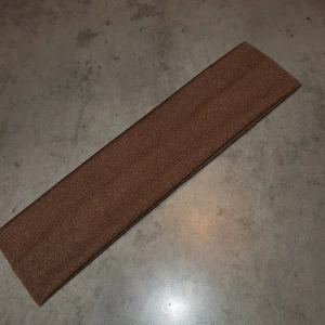 Hårband - Snyggt brunt hårband som passar perfekt för att hålla håret på plats. Stilren design som funkar till många olika outfits. Jag fick den i present men använder inte sånna här hårband säljer därför vidare, men vet inte vart den är köpt.