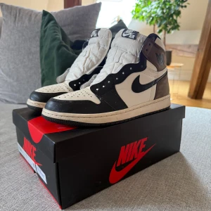 Nike Air Jordans 1 og High mocha - Säljer nu mina air Jordans 1or eftersom de bara står och samlar damm. Inköpta sommaren 2022 på nån butik i Göteborg. Följer med Crease skydd och vita snören och svarta snören. Använda fåtal gånger och de märks. Hör av dig om du har nån fråga:). Mvh Kevin