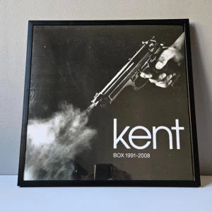 Kent - Albumaffisch, 31.5x31.5cm - Kent - Box 1991-2008 albumaffisch, 31.5x31.5cm   Helt ny - Passar bra i IKEAs tavelram Lomviken!  Tryckt på glossy 240gr papper  Skickas i papprulle - Ramen ingår inte!