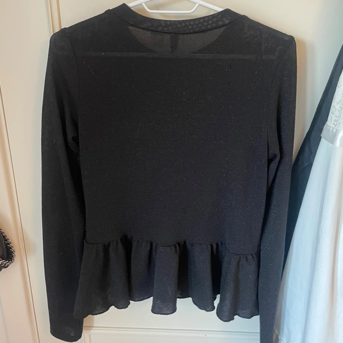 Svart glittrig topp från Gina Tricot - 3