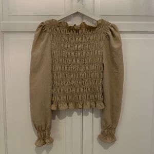 Beige blus  - Säljer denna super fina topp ifrån hm som är perfekt för fest⚡️nypris 399kr