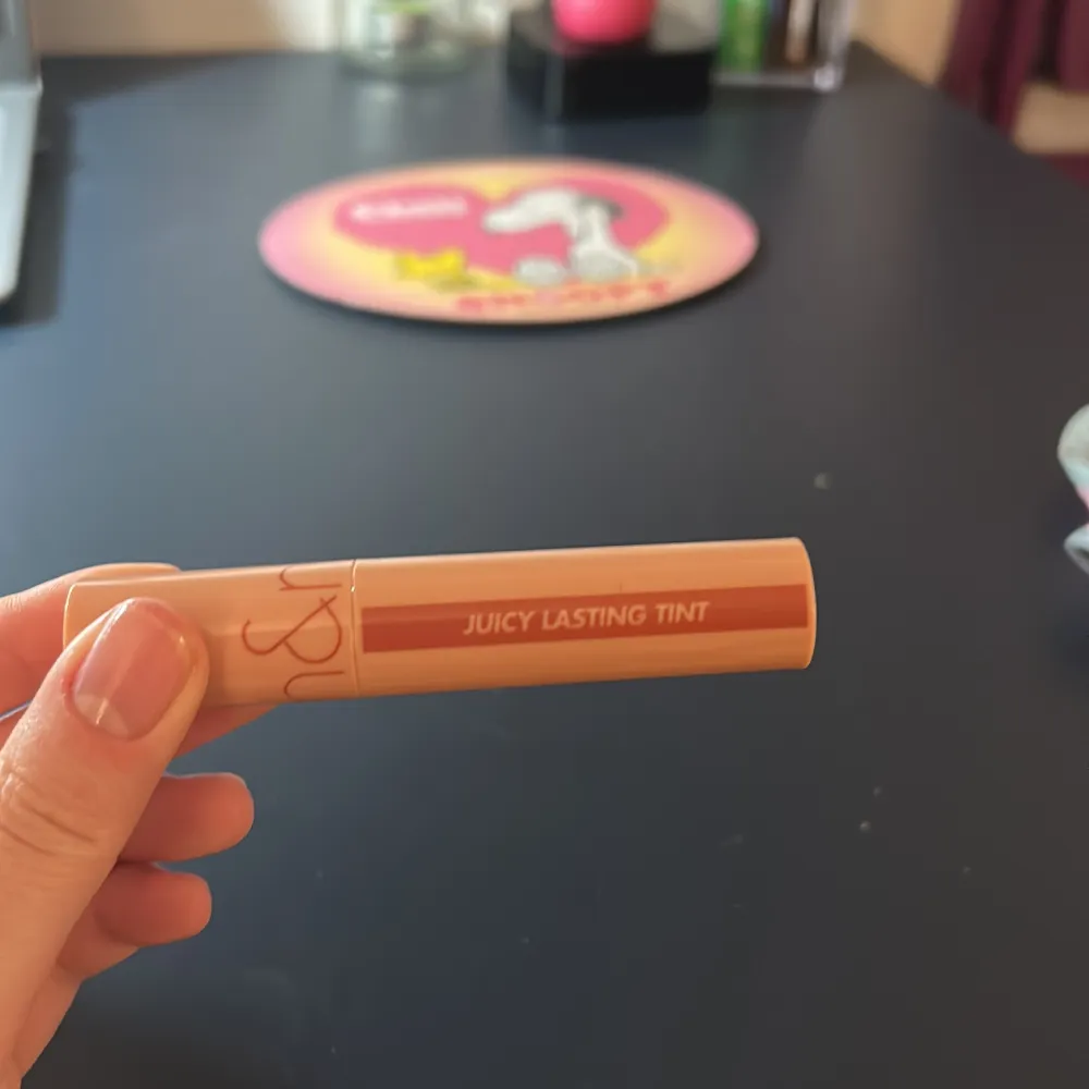 Säljer en Juicy Lasting Tint i nyansen #22 Pomelo Skin. Den har en mjuk applikator och kommer i en stilren, persikofärgad förpackning. Perfekt för att ge läpparna en fräsch och saftig färg.. Beauty.