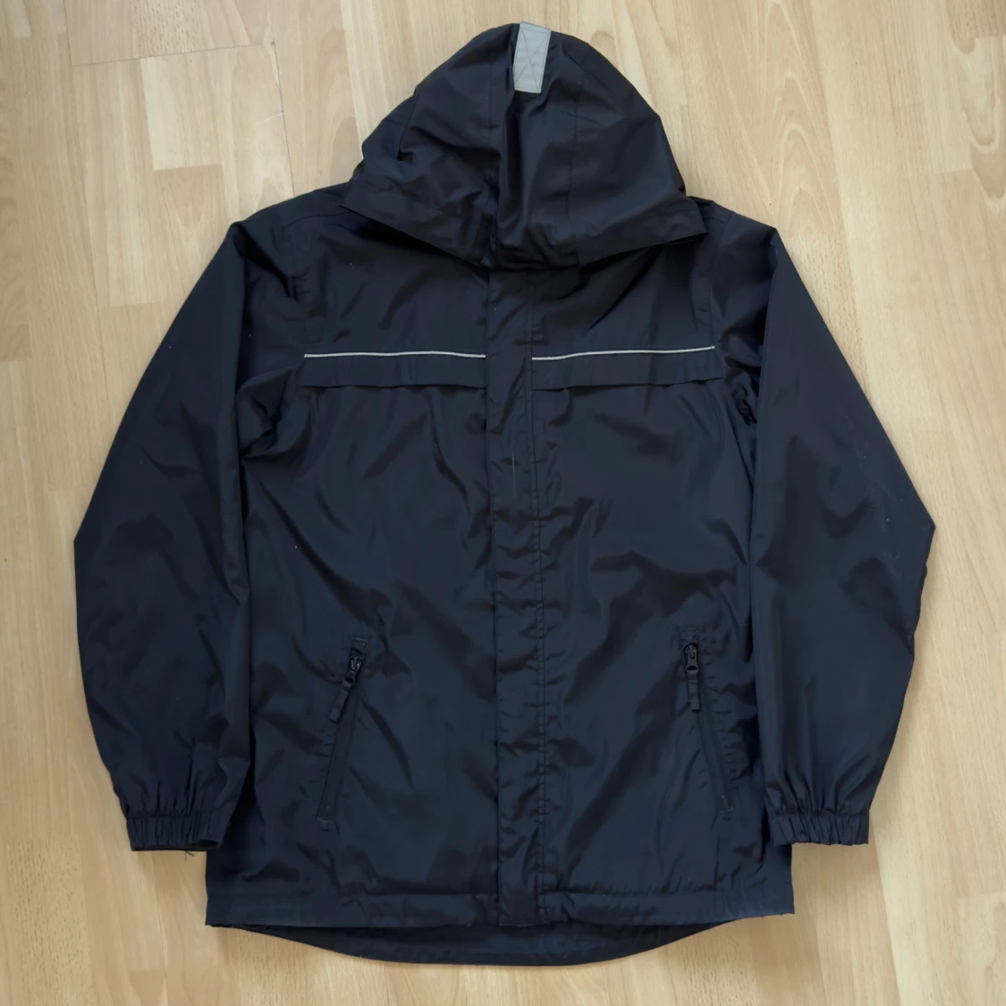 Svart vindjacka med huva