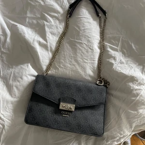 Guess väska  - Köpt second hand, mycket bra skick 