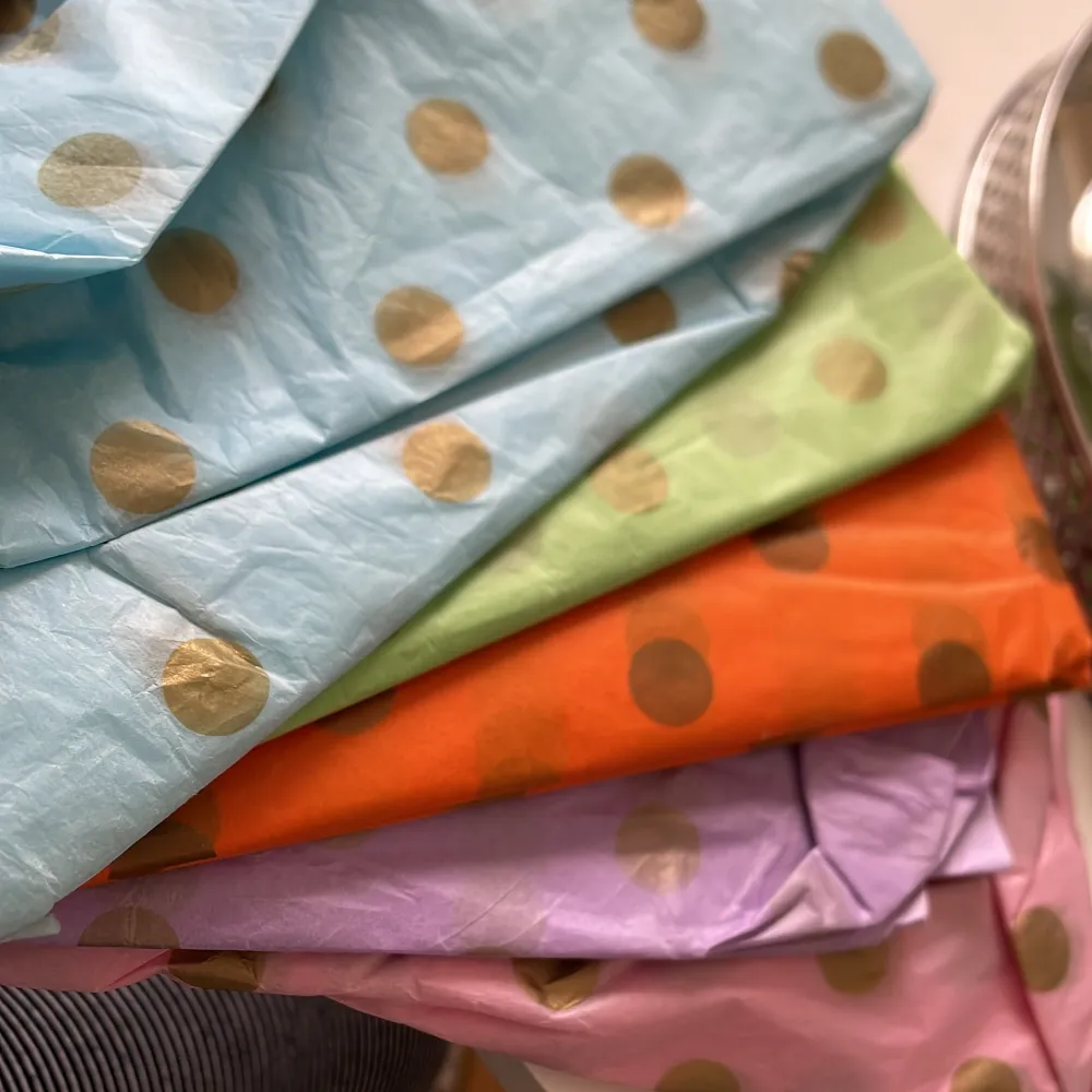 Säljer ett set med färgglada presentpapper i blått, grönt, orange, lila och rosa, alla dekorerade med eleganta guldprickar. Perfekt för att slå in presenter med stil och färg. Passar för alla tillfällen och ger en lyxig känsla till dina gåvor. 40 kr för alla❤️ pris kan diskuteras!😍🥰. Muu.