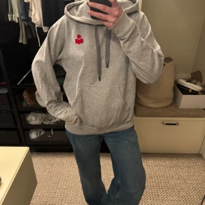 Grå Isabel Marant hoodie  - Säljer min Marant hoodie. Den är i jättebra skick. 