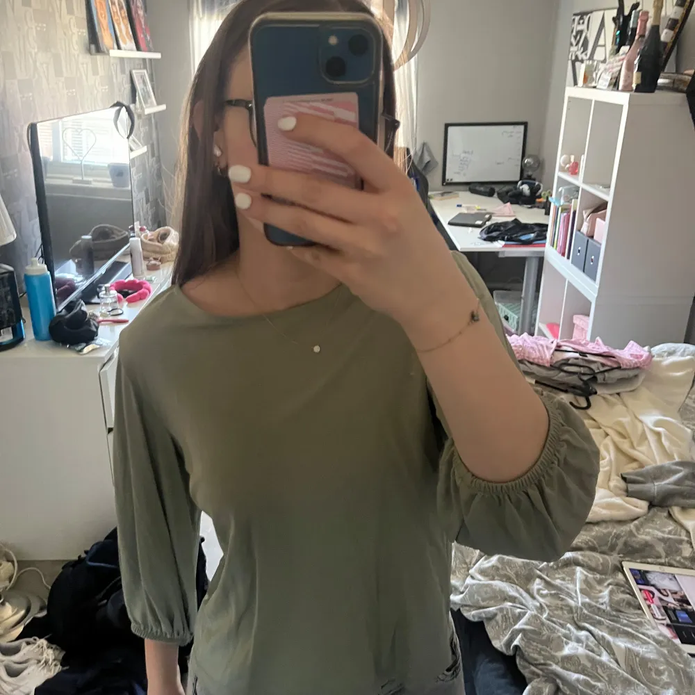 Säljer en stilren grön långärmad topp från Stockh LM. Toppen har en rund halsringning och trekvartsärmar, vilket ger en avslappnad men elegant look. Perfekt för både vardag och lite finare tillfällen. 💚 Använd en gång. . Neuletakit & Villapaidat.