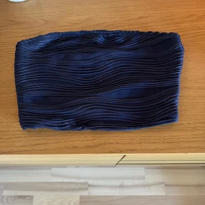 Mörkblå tubtopp - Snygg mörkblå tubtopp med vågigt mönster. 