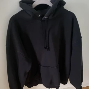 Hoodie - Svart hoodie - Storlek L - Ordinarie från Bikbok - Köparen betalar för frakt - Inga returer - Betalning via Swish elle kontant vid möten om det önskas 