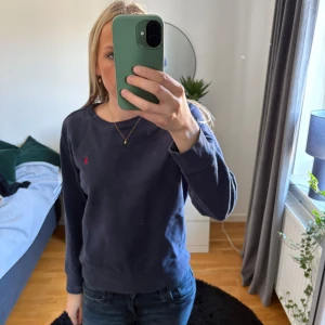 Mörkblå tröja från Polo Ralph Lauren - Säljer  mörkblå tröja från Polo Ralph Lauren. Helt okej skick. Passar mig som använder S vanligtvis.