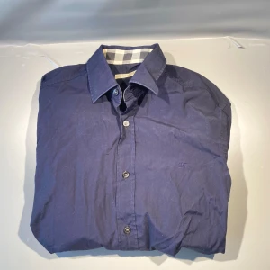 Burberry Skjorta  - Hej! Säljer nu min skjorta från märket burberry storlek S, bra skick. Givetvis äkta. Tveka inte på att höra av dig om du har frågor eller funderingar kring skjortan🤩