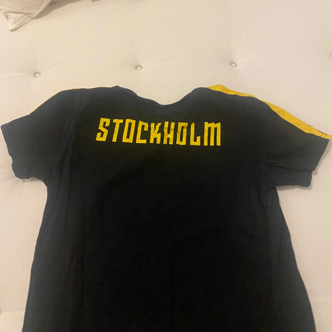 Svart t-shirt med gul text - 1