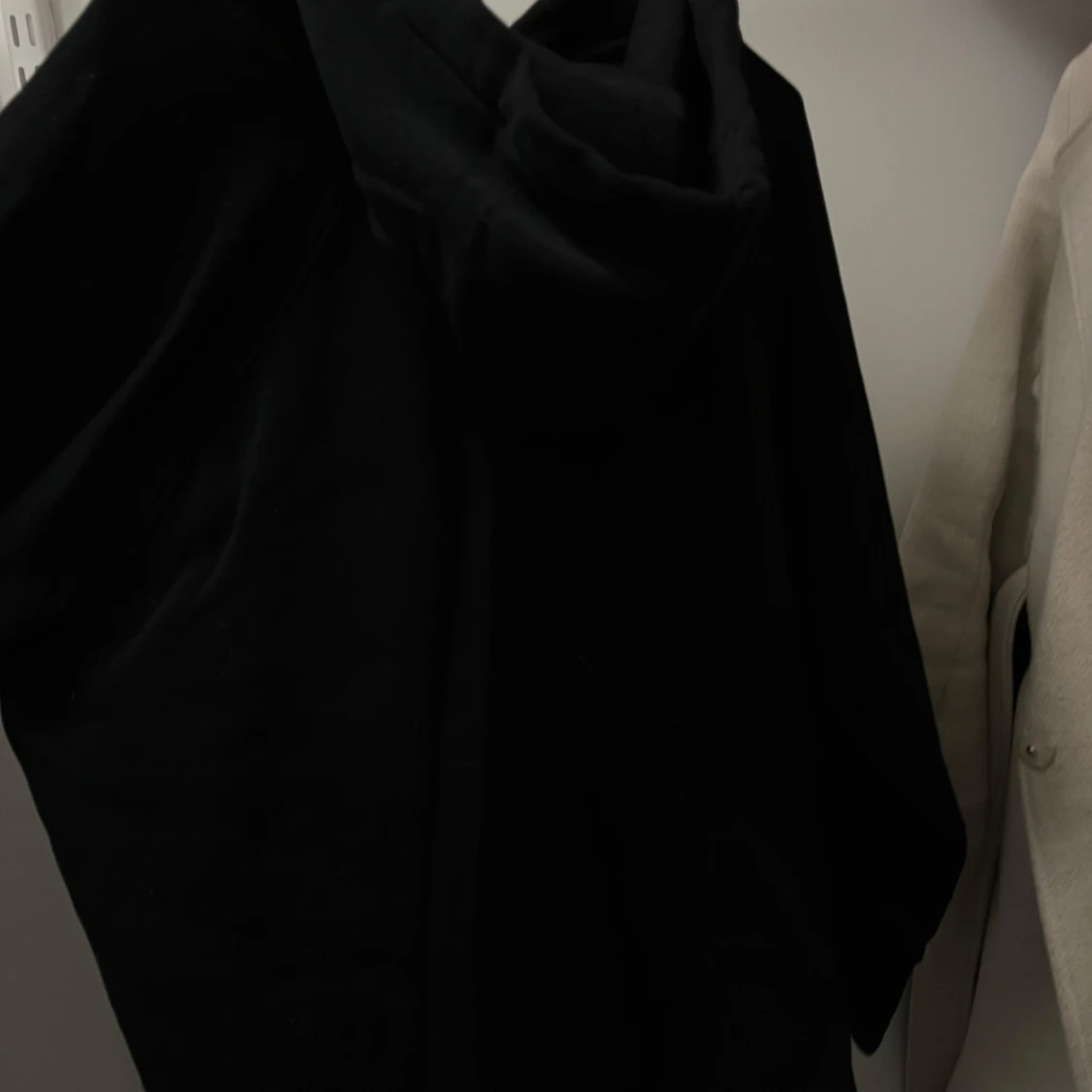 Svart hoodie med slits på sidorna  - 2