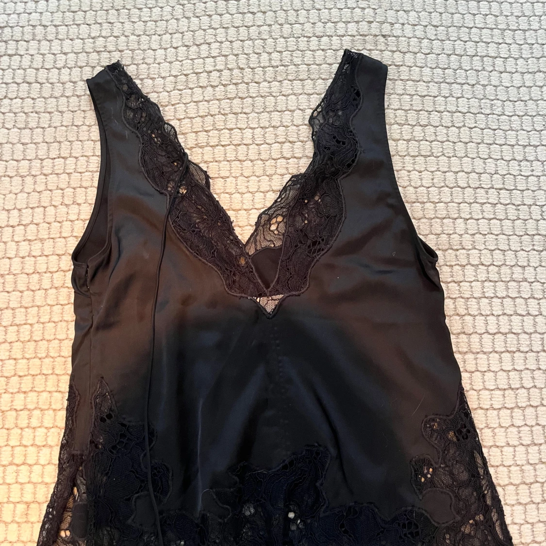 Svart linne med spetsdetaljer - 1