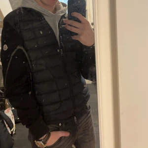 Svart Cardigan jacka från Moncler - Säljer en riktigt trendig och snygg cardigan från moncler. .skicket är väldigt bra. Perfekt i vår/sommar/höst 