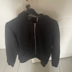Svart hoodie från Burberry - Burrberry hoodie inga defekter, storlek M/S