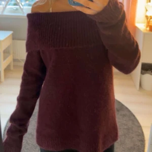 Mörk vinröd offshoulder stickad tröja - Jättefin stickad tröja från ginatricot, 170 men känns som en xs/s. Priset kan diskuteras ❤️❤️