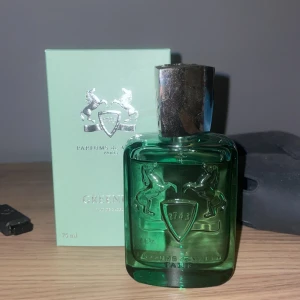 Parfums de Marly Greenley - Ungefär 90% kvar i flaskan, kvitto finns. Bevarats bort från värme och ljus för att behålla kvaliten.