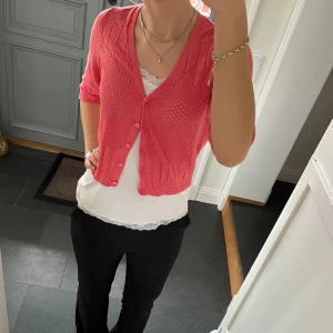 Rosa stickad tröja/topp - Rosa trekvartsärmad mönstrad kofta från Rosebud i storlek S. Fint skick. Använd gärna köp nu!