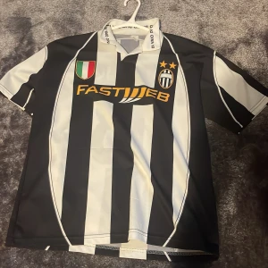 Svartvit fotbollströja 🇮🇹 - Säljer en fett fotbolls tröja med  di vaio nummer 18 på ryggen riktigt bra för sommaren 