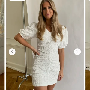 Studentklänning BYIC - Super fin studentklänning från BYIC. Helt ny, endast testat. Tanken var att det skulle vara min studentklänning men har ångrat mig och kan inte längre skicka tillbaka. Nypris 899kr. 💕