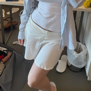 Vit kortkjol - Snygg vit kortkjol med volangdetaljer. Skönt material. :)