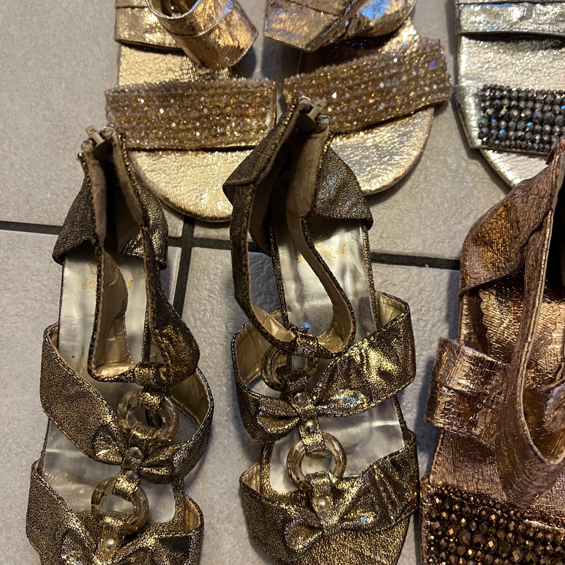 Glittriga sandaler i olika färger storlek 36/37 - 1