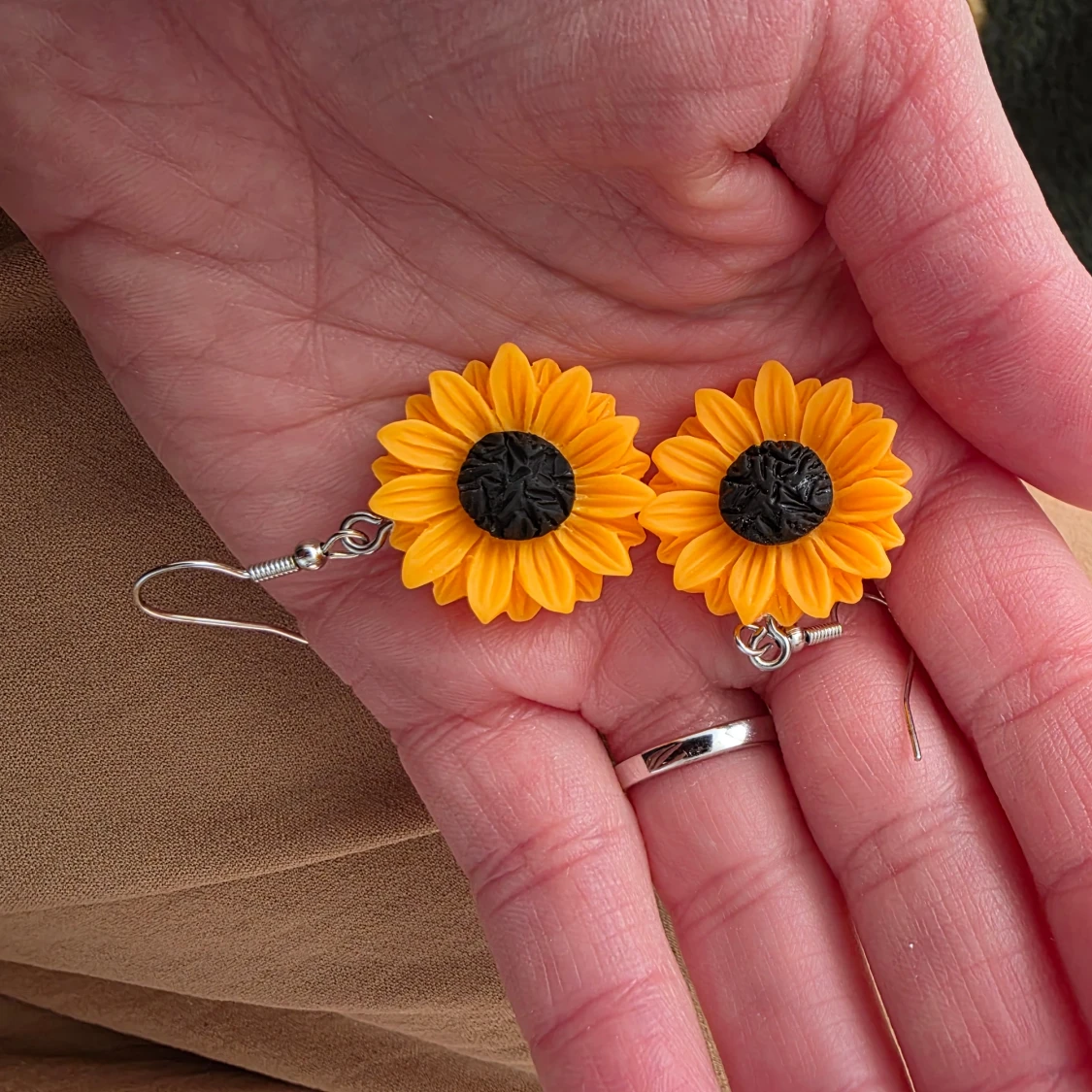 Solrosformade örhängen